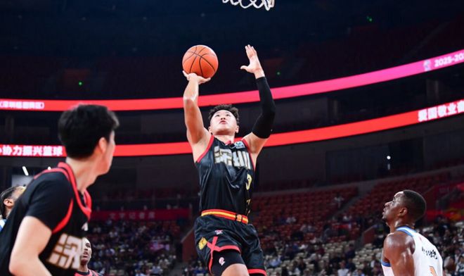 NBA夏联:火箭力克掘金开门红 次轮状元桑顿27分霍普金斯24分